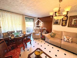 Pis a Campoamor. Amplio piso con ascensor y balcón en altozano