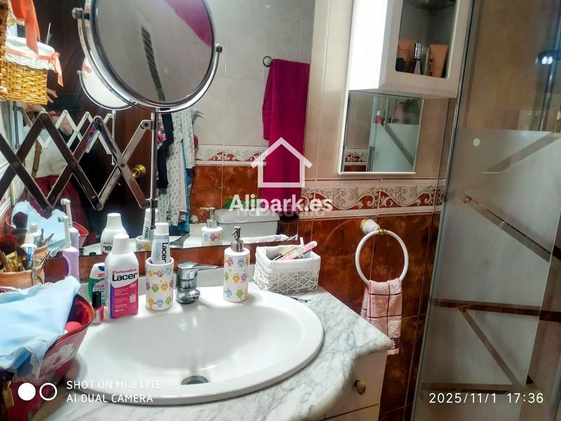 Foto b576fb71-edd8-4a45-9f86-aa1a680125df. Piso amplio piso con ascensor y balcón en altozano en Alicante