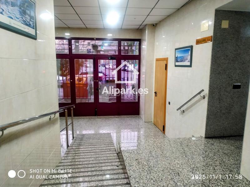 Foto d2664344-c3d1-40e9-9fef-77e3432e7a7e. Piso amplio piso con ascensor y balcón en altozano en Alicante