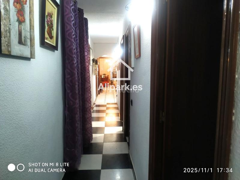 Foto f0d64776-5018-4215-89c7-6633e4b01df8. Piso amplio piso con ascensor y balcón en altozano en Alicante