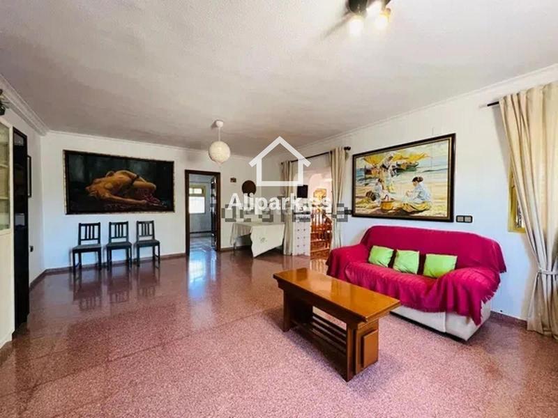 Foto 24ed8bb5-99bc-422a-9a27-6f0667ddb9c4. Chalet mit parking pool in Villafranqueza Alicante