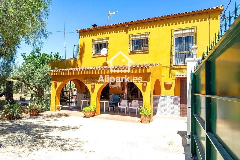 Foto 4bc6338d-8297-46a8-ae9c-c19e0b53e5ae. Chalet mit parking pool in Villafranqueza Alicante