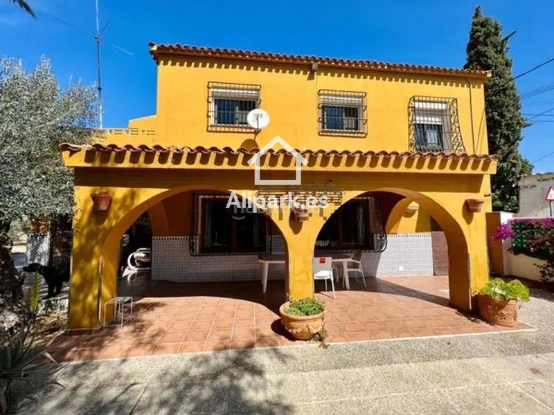 Foto 73a5bd32-6506-4b00-b0ff-658425279563. Chalet mit parking pool in Villafranqueza Alicante