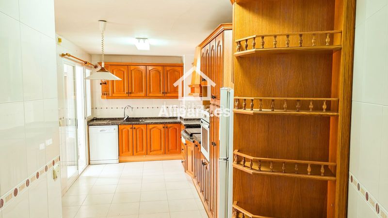 Foto 0a48a3d9-beef-42d7-8eaf-6ff8bc9f2237. Pis a Barrio del Centro Alicante