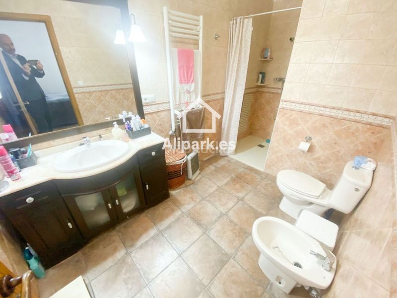 Foto 01c4df5c-62a2-48b5-a8e5-261380ab1aa0. Xalet amb aparcament a Novelda