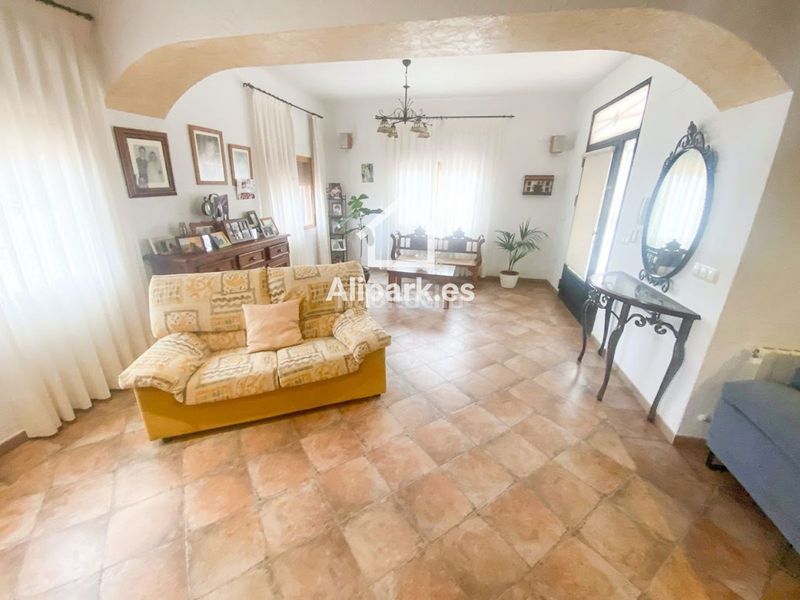 Foto 04014d0e-984c-404b-a2df-60c2ba6fda46. Xalet amb aparcament a Novelda