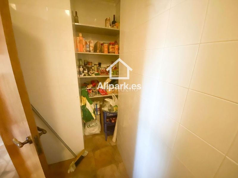 Foto 0e40d938-f542-4e42-938f-b8c2aacf2207. Xalet amb aparcament a Novelda