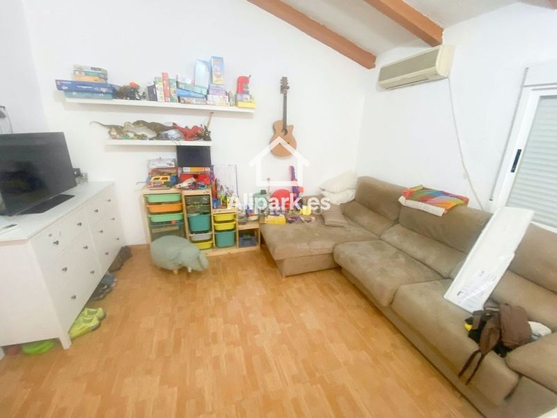 Foto 18e3d7f2-70c9-44ff-94bd-048524ae6db8. Xalet amb aparcament a Novelda