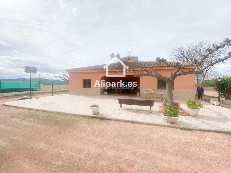 Foto 1f59afd7-c429-4e62-be60-b2b03ab4df67. Xalet amb aparcament a Novelda