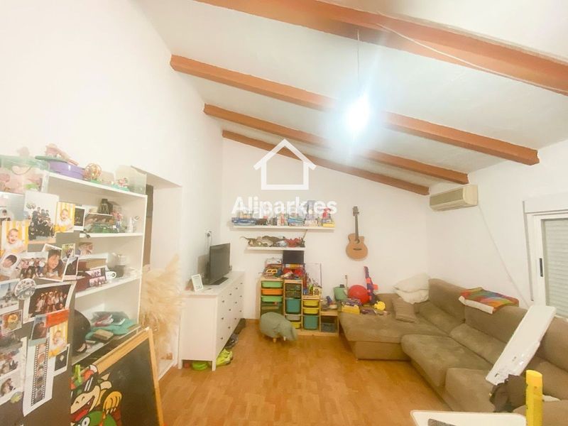 Foto 2411198b-261d-497e-9c2c-f6fc69677e39. Xalet amb aparcament a Novelda