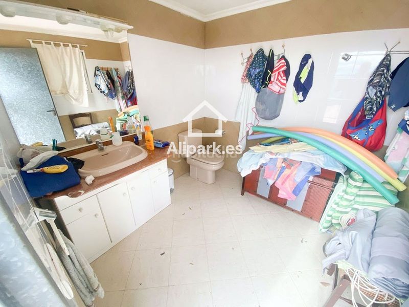 Foto 4632b54d-37fe-4e99-821e-02b8adbaae01. Xalet amb aparcament a Novelda