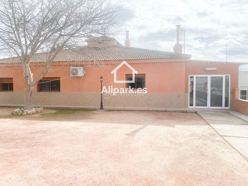 Foto 680e24ba-7031-404f-a9c9-9e850cb6fb61. Xalet amb aparcament a Novelda