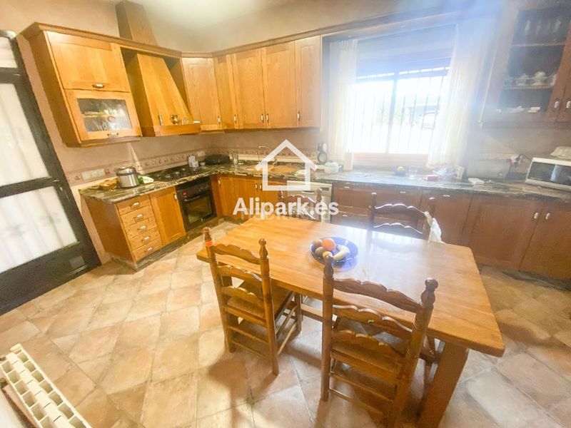 Foto 794d8f28-bb68-46c1-bab9-0e0ec961786f. Xalet amb aparcament a Novelda