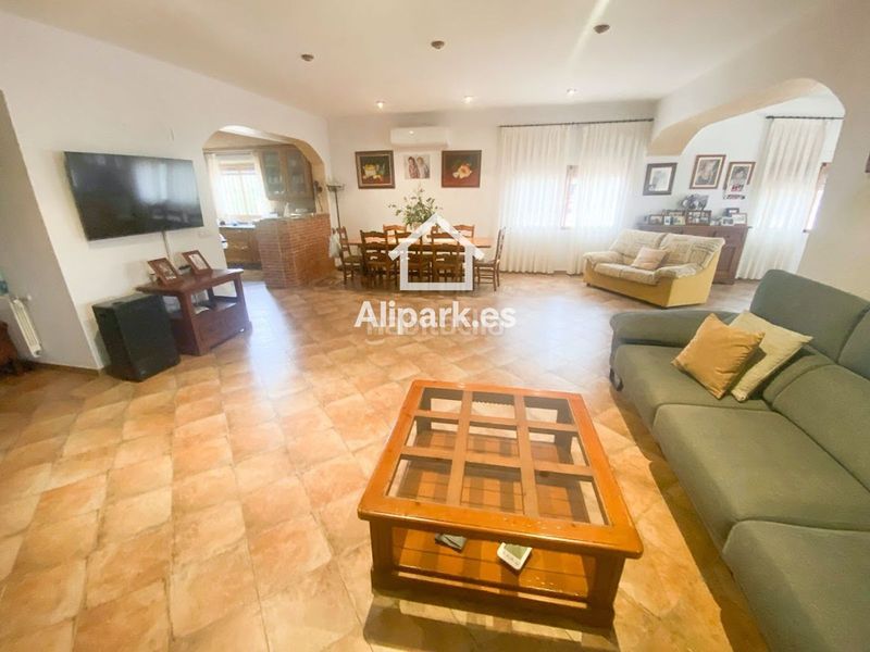 Foto 7c82b89f-4574-4f79-939b-27338fe785c0. Xalet amb aparcament a Novelda