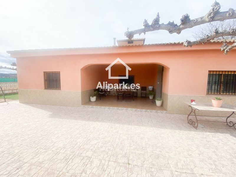 Foto 7ea6888d-8607-4cf0-9edb-00e9a5ab7d02. Xalet amb aparcament a Novelda