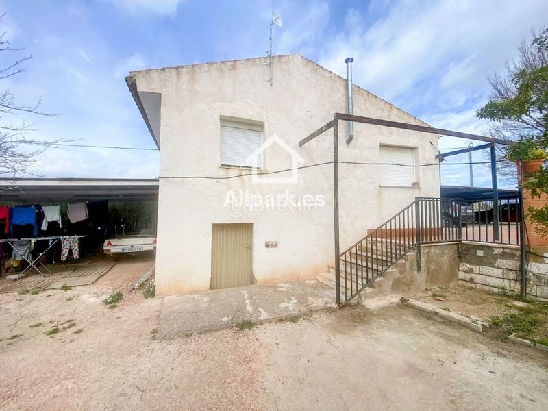 Foto 8c17f5d4-d2ac-46c5-a4fc-80b589ec64e4. Xalet amb aparcament a Novelda