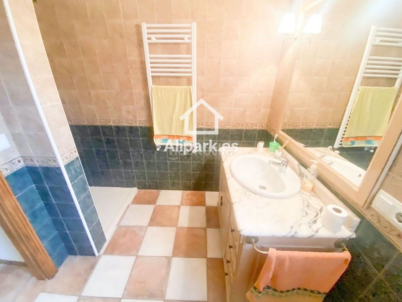 Foto 8ea597bc-e832-4de9-99ac-e284c4caffe7. Xalet amb aparcament a Novelda