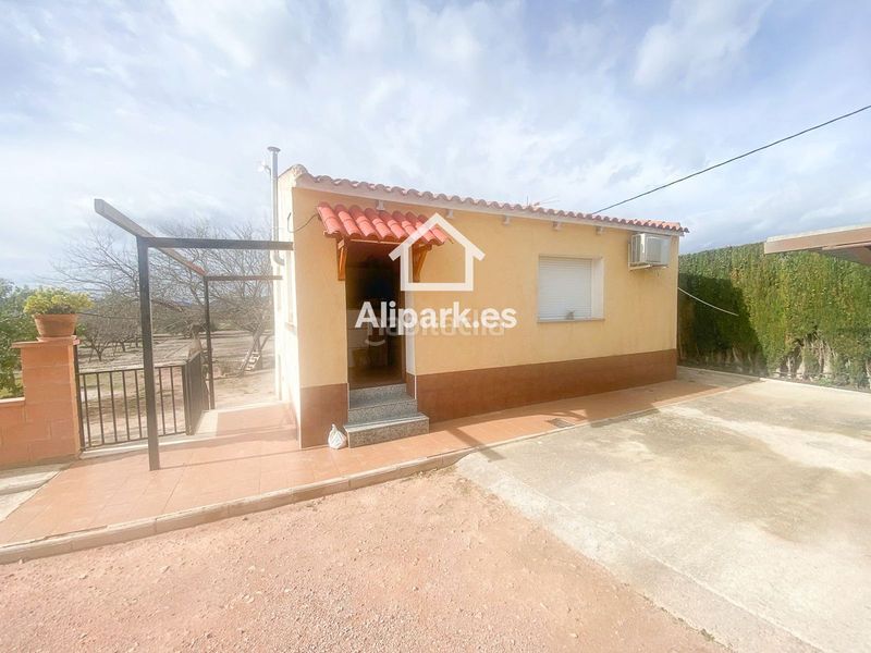 Foto 9f9352fe-468c-4d1a-af04-f7c4aa8d06e3. Xalet amb aparcament a Novelda