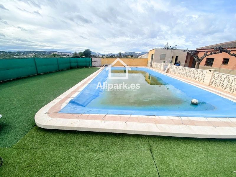 Foto a5ed1d11-9022-435a-b539-70b0544814ed. Xalet amb aparcament a Novelda