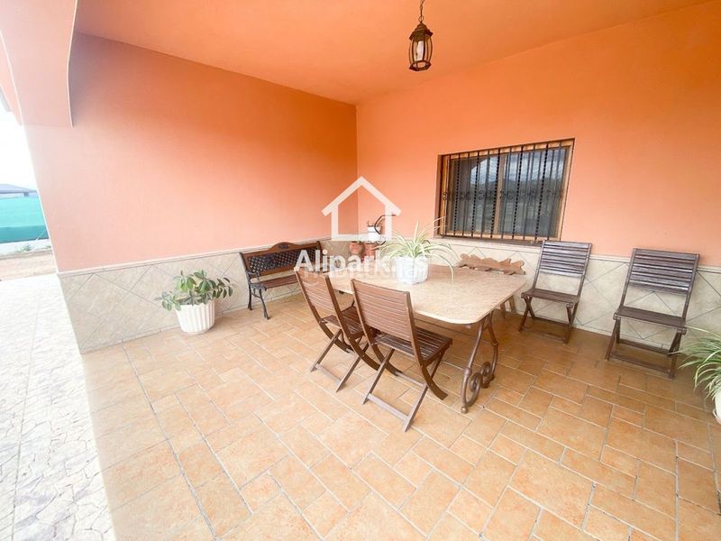 Foto a65f4c23-f18c-4540-8724-0dd7b5c52c96. Xalet amb aparcament a Novelda