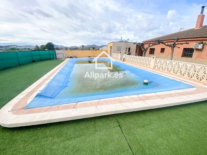 Foto a7325d2d-09aa-4cec-a753-644547bb49e3. Xalet amb aparcament a Novelda