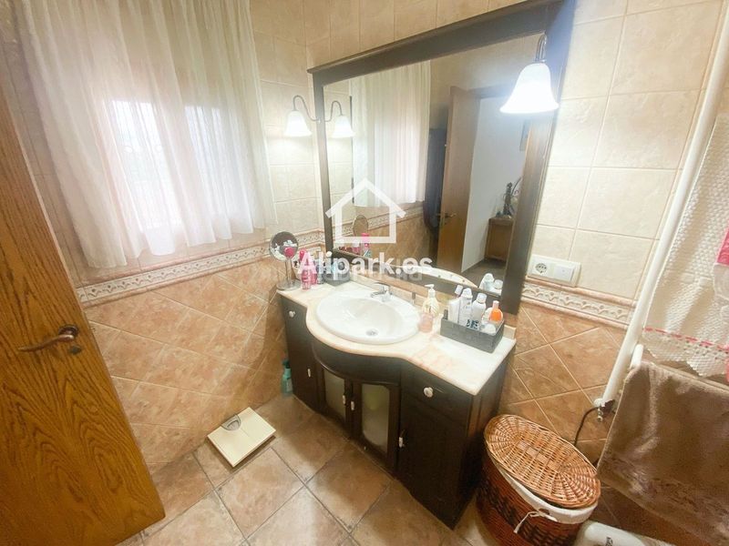 Foto a7ea9b6b-0c10-4583-84d1-c3cd0adf7540. Xalet amb aparcament a Novelda