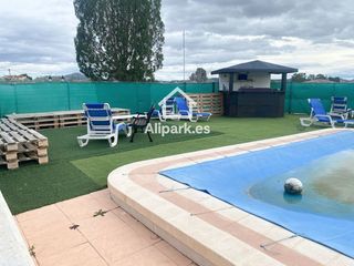 Chalet  38º21,58.7n. Chalet con dos viviendas en novelda alicante