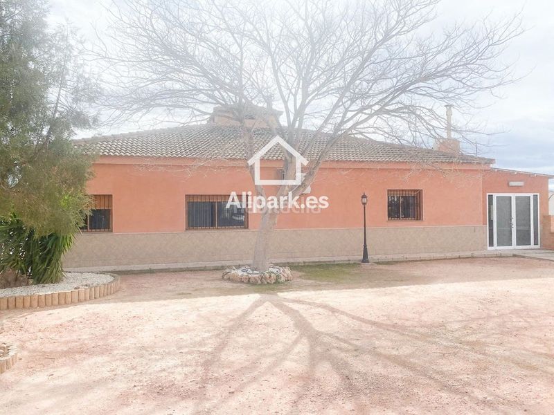 Foto b16a8133-b9b8-4f65-b448-b60a46052bc7. Xalet amb aparcament a Novelda