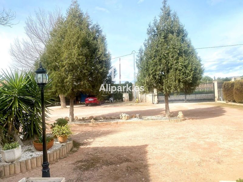 Foto b7d95ce3-69e6-4ae9-958d-23ea031f4860. Xalet amb aparcament a Novelda