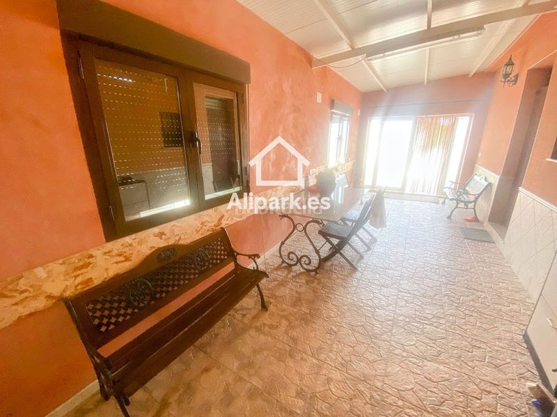 Foto b9544c1f-1f8c-49d3-b49d-bab5a0d8e4d5. Xalet amb aparcament a Novelda