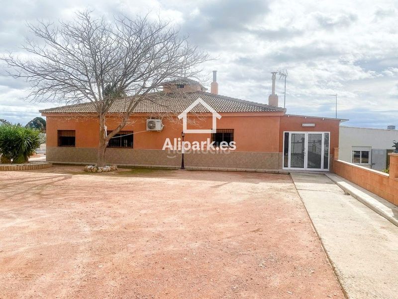 Foto be03d08d-36b1-4032-b3e7-c28493388828. Xalet amb aparcament a Novelda