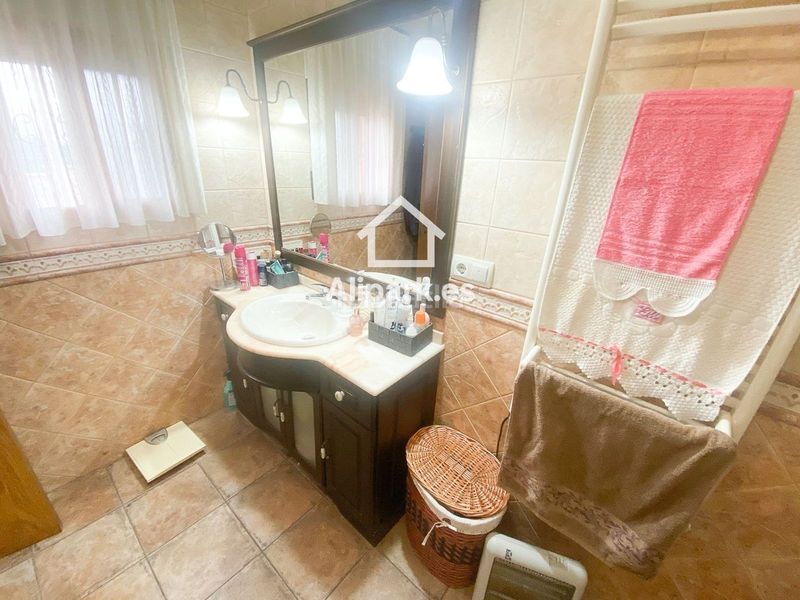 Foto c7d73bc4-7bc4-46d8-80c5-4a05714ed72c. Xalet amb aparcament a Novelda