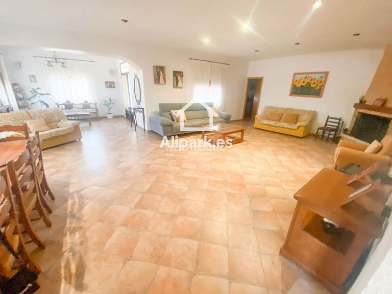 Foto c8329f05-4284-46fa-94c6-5399fcb4ebb2. Xalet amb aparcament a Novelda