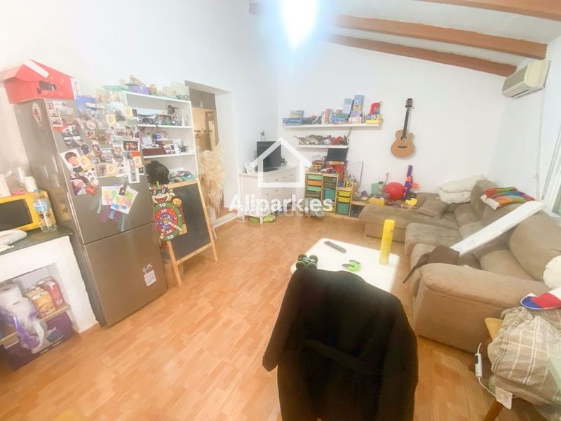 Foto c95eee92-e694-4157-af14-2b1e5c3e2599. Xalet amb aparcament a Novelda