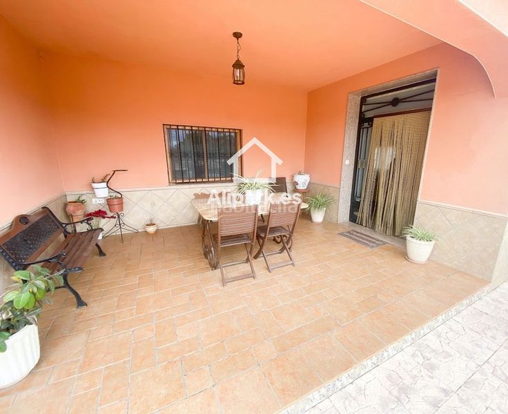 Foto ccb13290-e299-4be3-bd68-bdd5197b9c0e. Xalet amb aparcament a Novelda