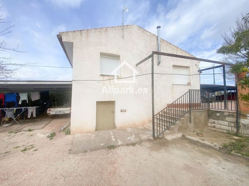 Foto cefe7449-c679-47e5-895c-c537163ba084. Xalet amb aparcament a Novelda