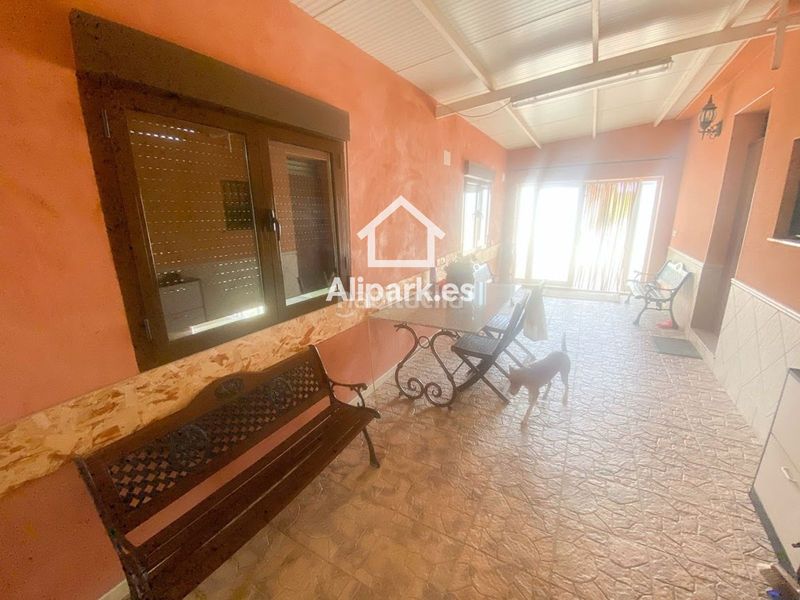 Foto d03c1758-60af-4df6-8429-d9c82931ee73. Xalet amb aparcament a Novelda