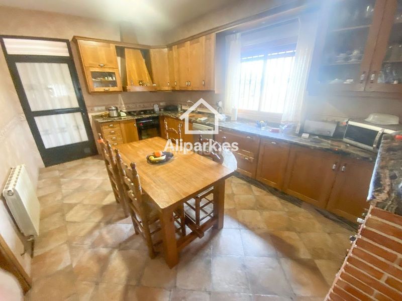 Foto d9d0dbe8-f688-4604-bc65-fd3859aa65a5. Xalet amb aparcament a Novelda