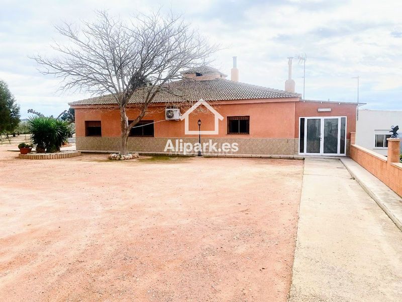 Foto e4c212e3-7adf-474e-8c1a-b39f0bb58516. Xalet amb aparcament a Novelda