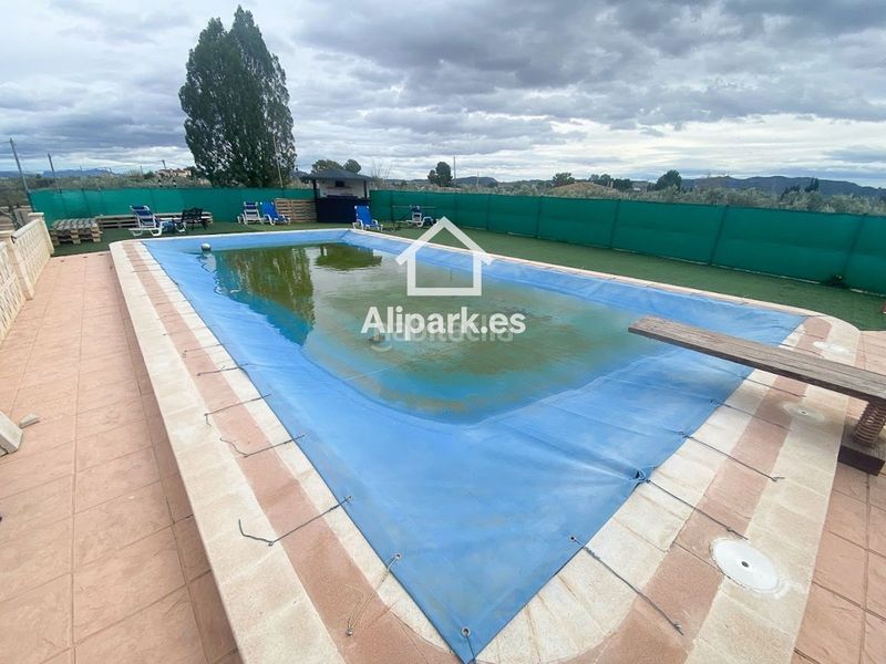 Foto f8e823ba-3435-4a01-8570-d856f57991c1. Xalet amb aparcament a Novelda