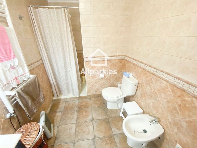 Foto ff288504-2841-4981-a5a6-4f9ebcf74fb8. Xalet amb aparcament a Novelda