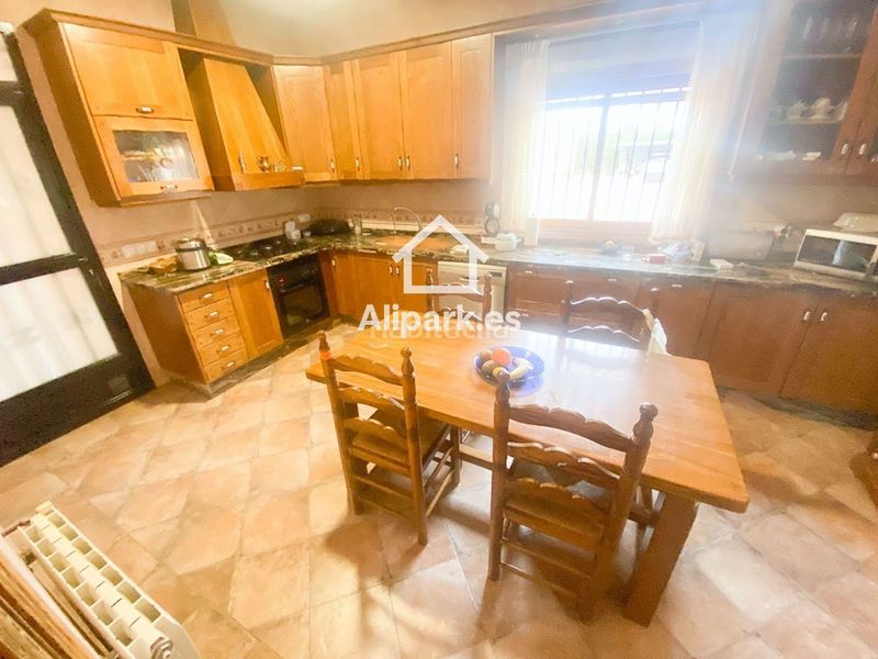 Foto 54c86b50-d882-48c7-b4bf-e3a427775a3c. Xalet amb aparcament a Novelda