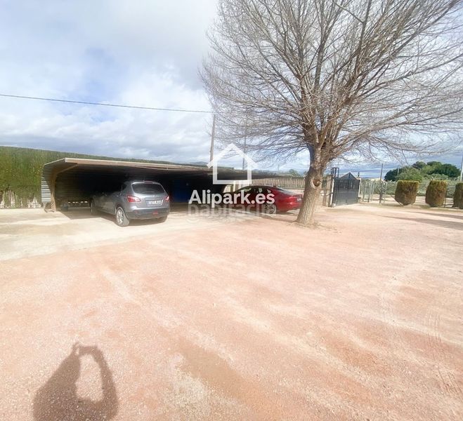 Foto 5c1756e2-26c1-48c8-b0b3-ac4c59bbec48. Xalet amb aparcament a Novelda