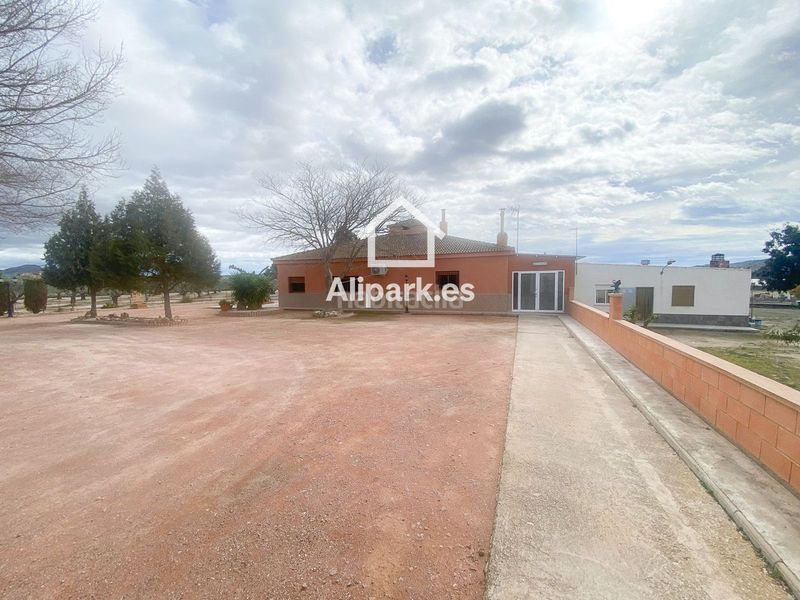 Foto 75a2748f-1a52-46cd-b11e-a7f74dff27ed. Xalet amb aparcament a Novelda
