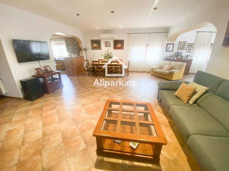 Foto b48f45de-ba00-4621-ae27-70f6a9fc76ee. Xalet amb aparcament a Novelda