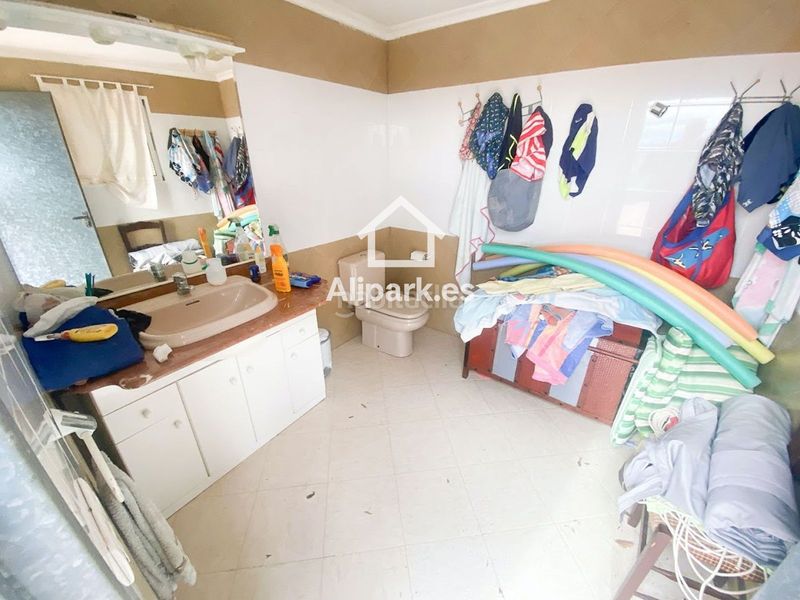 Foto b662d875-24aa-47cc-be1b-ee444000dd8b. Xalet amb aparcament a Novelda