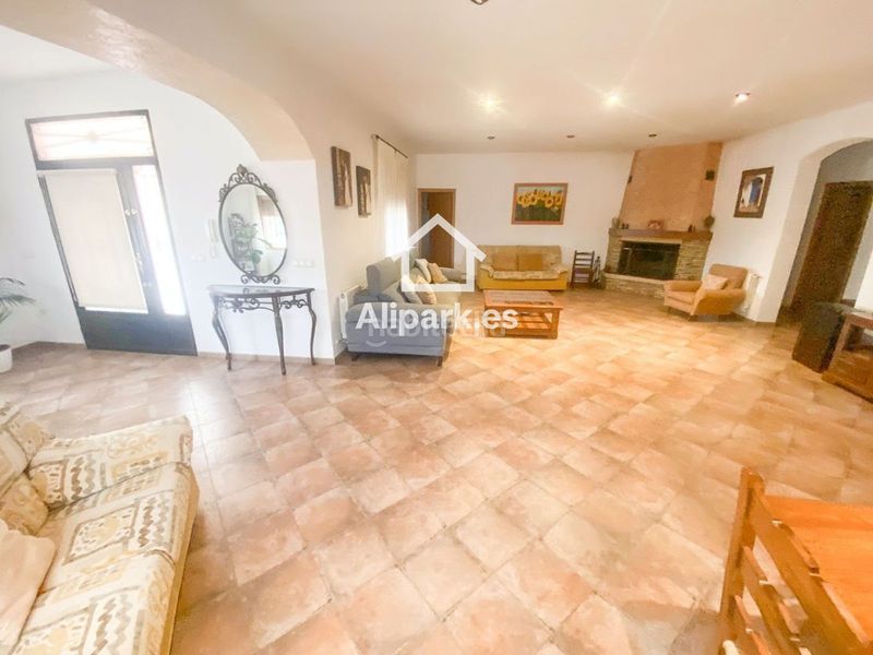 Foto b986b5d4-475a-4bd3-a171-437ffac9f0fc. Xalet amb aparcament a Novelda