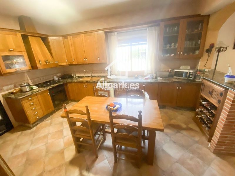 Foto c4486593-5bfa-48e2-ae44-048b8cb21aaf. Xalet amb aparcament a Novelda