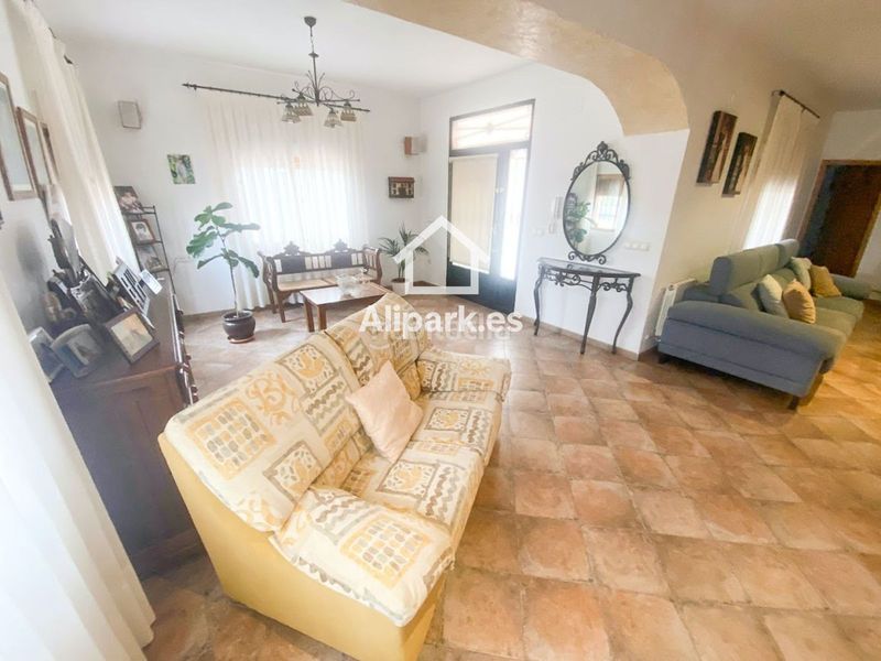 Foto db614fb7-c5d9-49a9-8100-a9c8e2f769f9. Xalet amb aparcament a Novelda