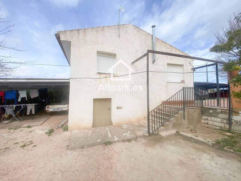 Foto dec68981-9159-46ab-8fe3-acb250889bbd. Xalet amb aparcament a Novelda